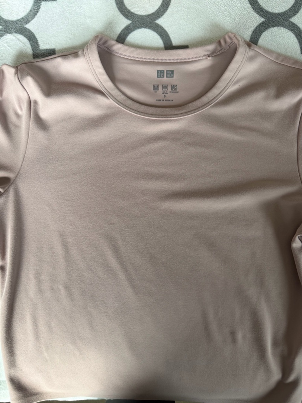 Uniqlo Women's Crew Neck long sleeves crop top.